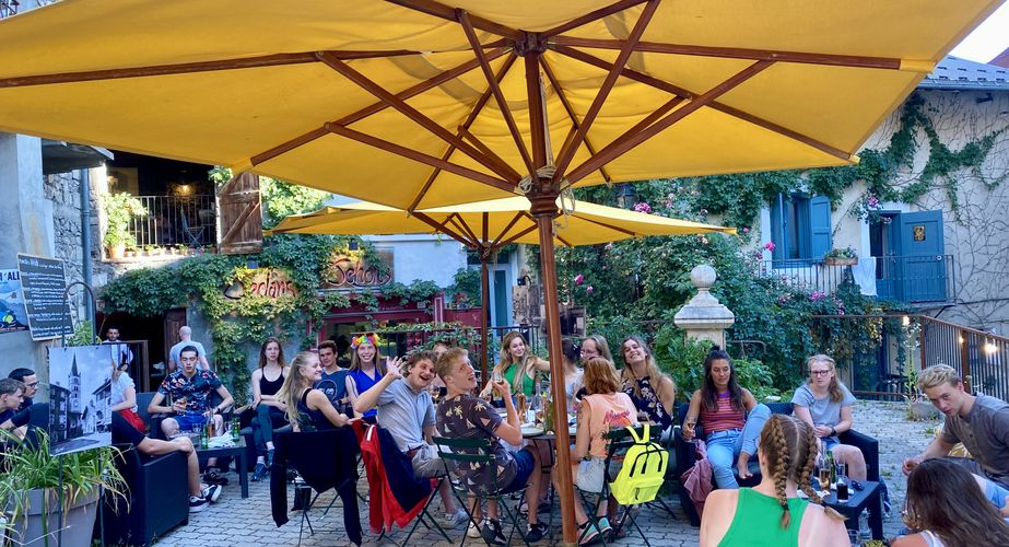 Op het terras in een Frans dorpje Op het terras in een Frans dorpje